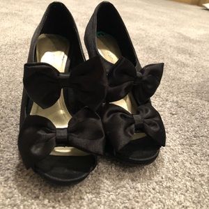 Black heels with bows